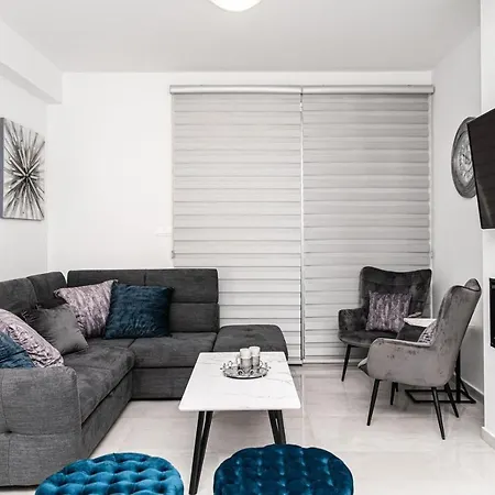 Brand New 3-br Villa/pool,2'on Foot-trinity Beach! Villa Paralimni