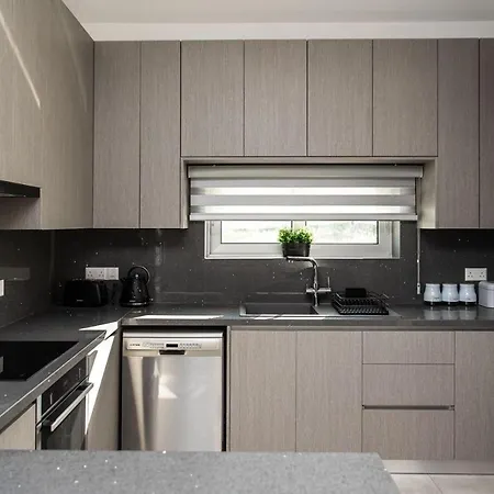 Brand New 3-br Villa/pool,2'on Foot-trinity Beach! Villa