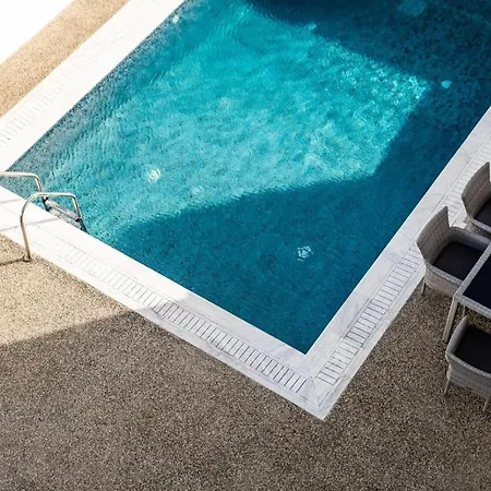 Brand New 3-br Villa/pool,2'on Foot-trinity Beach! Villa Paralimni