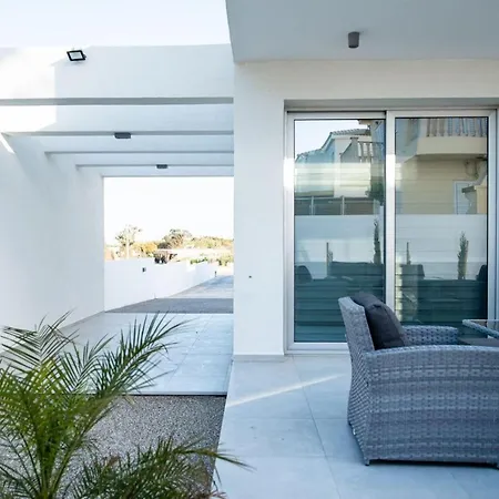 Brand New 3-br Villa/pool,2'on Foot-trinity Beach! Villa *