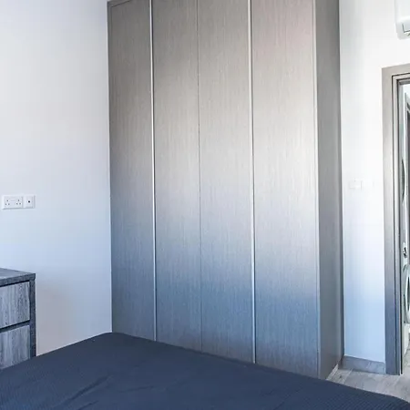 Brand New 3-br Villa/pool,2'on Foot-trinity Beach!