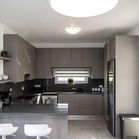 וילה Brand New 3-br Villa/pool,2'on Foot-trinity Beach! פאראלימני