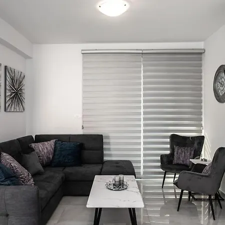 Brand New 3-br Villa/pool,2'on Foot-trinity Beach! וילה *