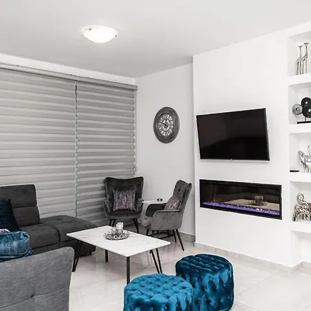 Brand New 3-br Villa/pool,2'on Foot-trinity Beach! * פאראלימני
