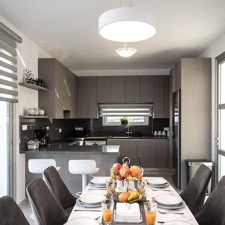Brand New 3-br Villa/pool,2'on Foot-trinity Beach! פאראלימני